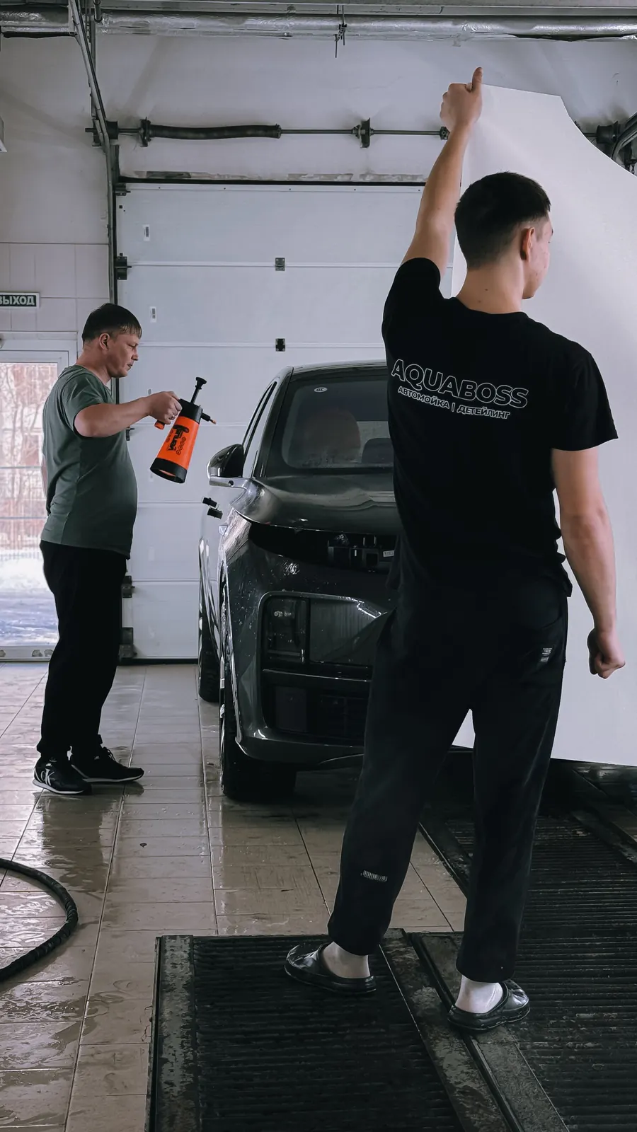 Operatori al lavoro su un'automobile in un ambiente professionale
